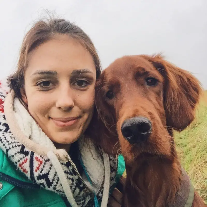 Hundebesitzerin mit ihrem Hund Artus