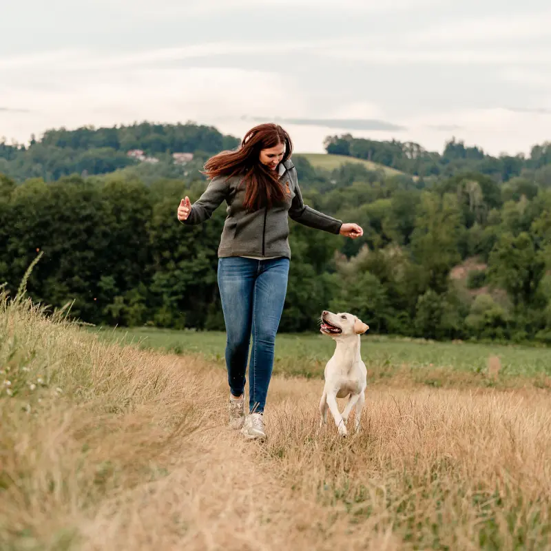 Christina Hofer spielt mit Betty auf einem Feldweg